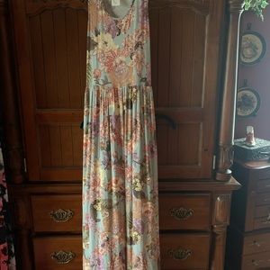 Long sleeveless dress